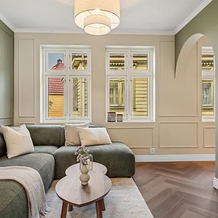 The Townhouse Dream I No Expense Spared I New 2025 別荘 ベルゲン